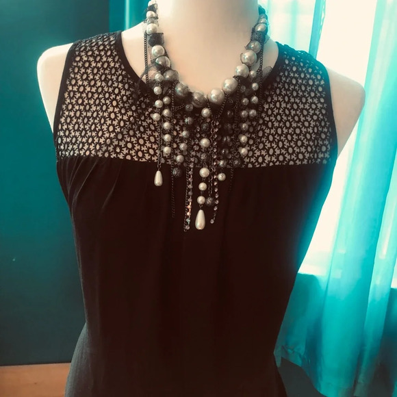 Sleeveless black blouse - Picture 2 of 4
